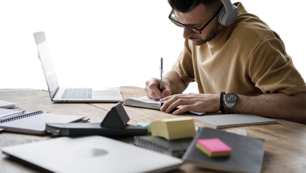 Tanulni és / vagy dolgozni? Így egyensúlyoznak a 15-24 évesek a munkaerőpiacon Magyarországon és Európában