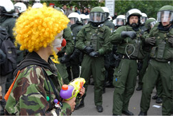 „Rebel Clown Army”, avagy bohóchadseregek, mint a gyülekezési jog megjelenési formája